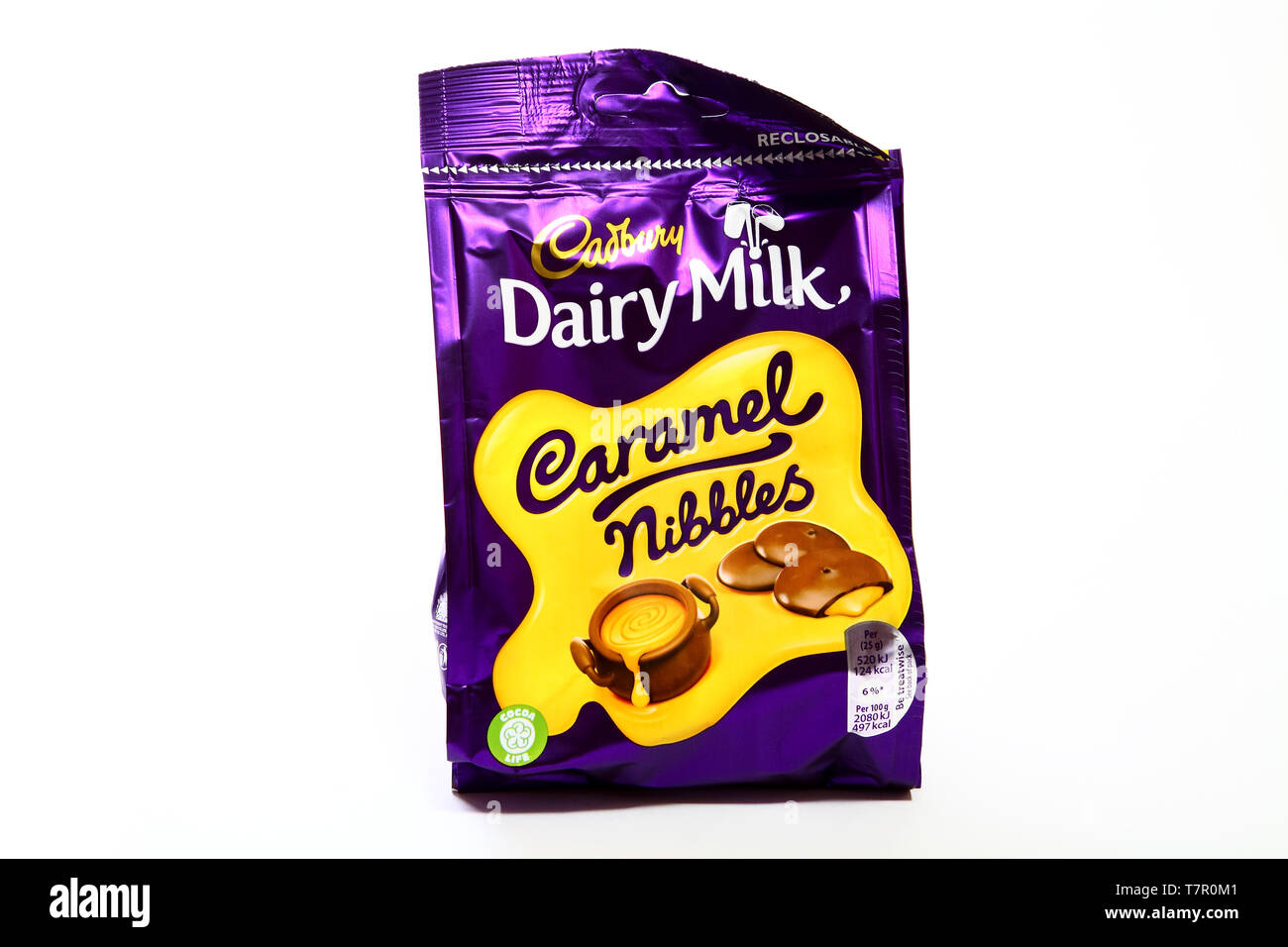 Sachet de lait cadbury caramel nibbles isolé sur fond blanc Banque D'Images