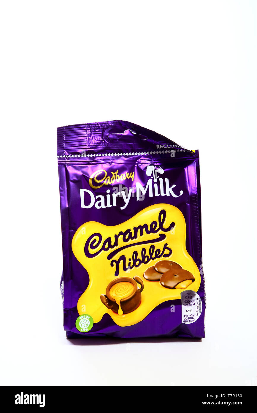 Sachet de lait cadbury caramel nibbles isolé sur fond blanc Banque D'Images