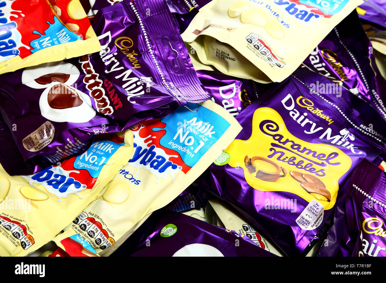 Des paquets de différentes collations chocholate dont Cadbury bouchées twirl lait,caramel,boutons géants Nestlé et mordille milky bar boutons géant Banque D'Images