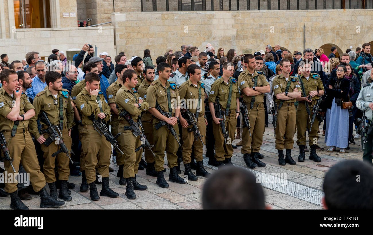 Jérusalem, Israël,26-mars-2019 : groupe de soldats prier au mur occidental à Jérusalem le sabbat soir Banque D'Images