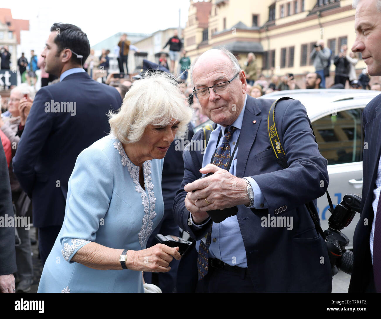 Royal Sun photographe Arthur Edwards montre la duchesse de Cornwall une image de prince Harry's nouveau bébé sur son téléphone pendant la visite à l'Hôtel de Ville de Leipzig sur le deuxième jour de leur tournée de l'Allemagne. Banque D'Images