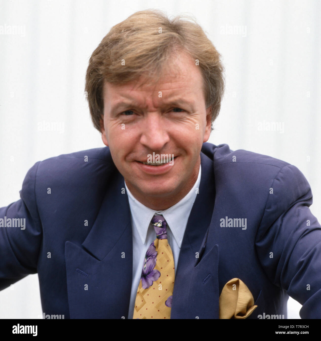 Der Deutsche Modérateur Werner Schulze-Erdel posiert im Anzug für einige Porträtaufnahmen in den 1980er Jahren. Le présentateur Allemand Werner Schulze-Erdel pose dans un costume pour certains portraits dans les années 1980. Banque D'Images