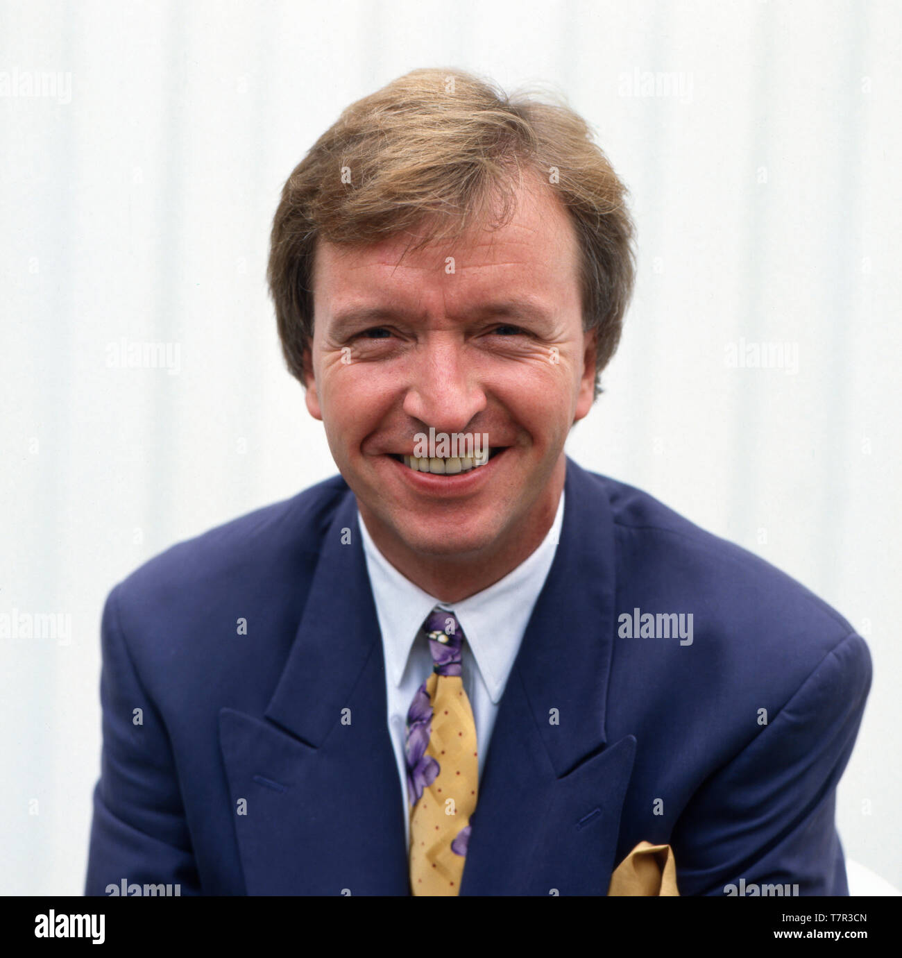 Der Deutsche Modérateur Werner Schulze-Erdel posiert im Anzug für einige Porträtaufnahmen in den 1980er Jahren. Le présentateur Allemand Werner Schulze-Erdel pose dans un costume pour certains portraits dans les années 1980. Banque D'Images