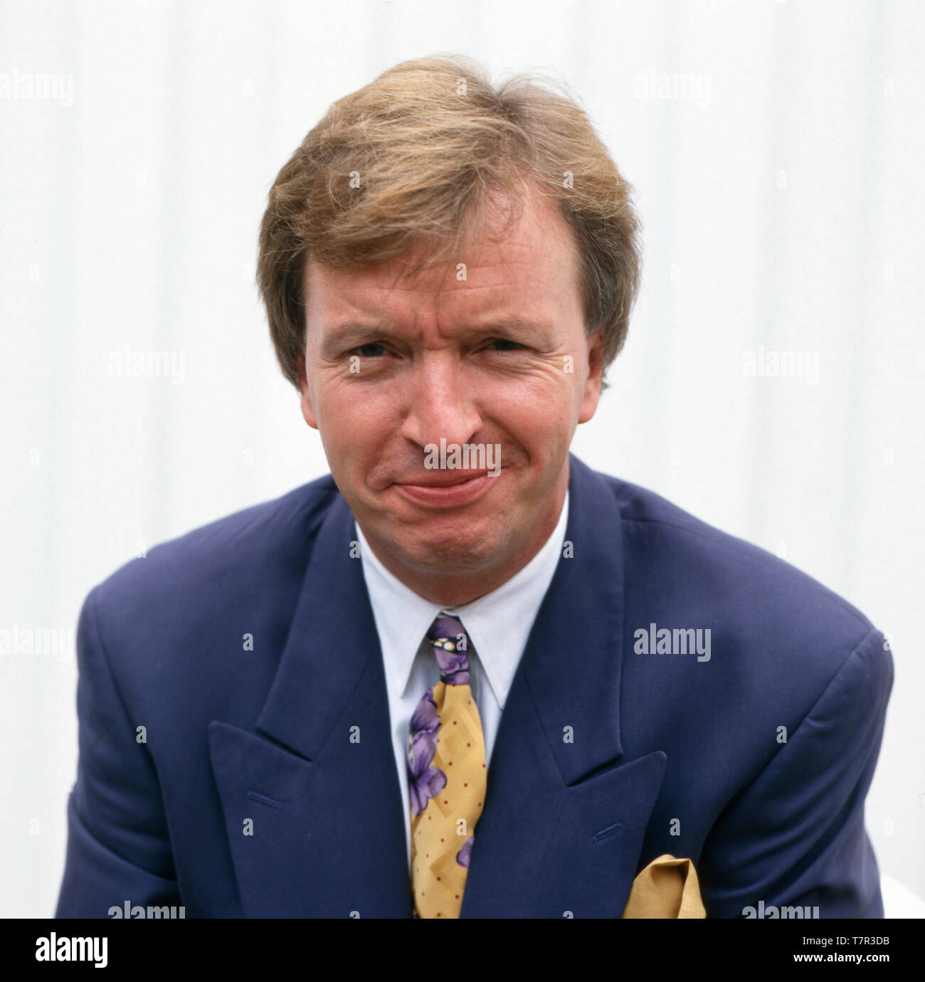 Der Deutsche Modérateur Werner Schulze-Erdel posiert im Anzug für einige Porträtaufnahmen in den 1980er Jahren. Le présentateur Allemand Werner Schulze-Erdel pose dans un costume pour certains portraits dans les années 1980. Banque D'Images