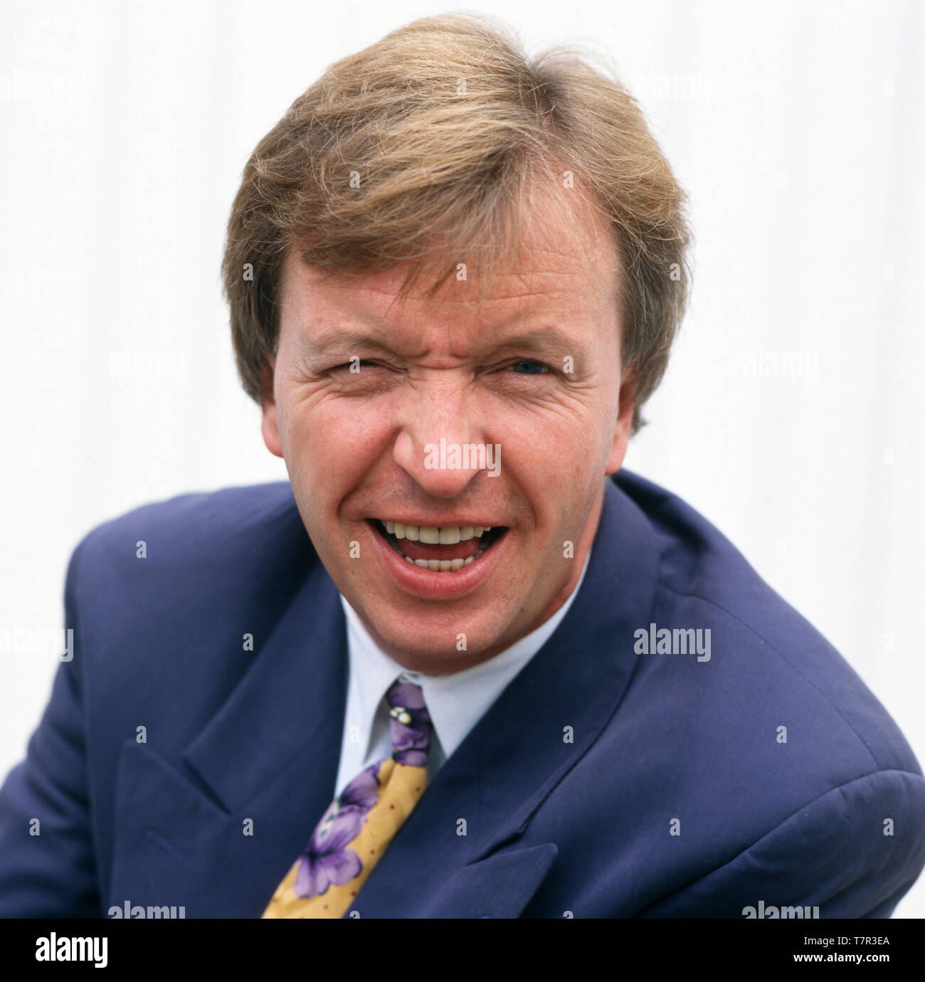 Der Deutsche Modérateur Werner Schulze-Erdel posiert im Anzug für einige Porträtaufnahmen in den 1980er Jahren. Le présentateur Allemand Werner Schulze-Erdel pose dans un costume pour certains portraits dans les années 1980. Banque D'Images