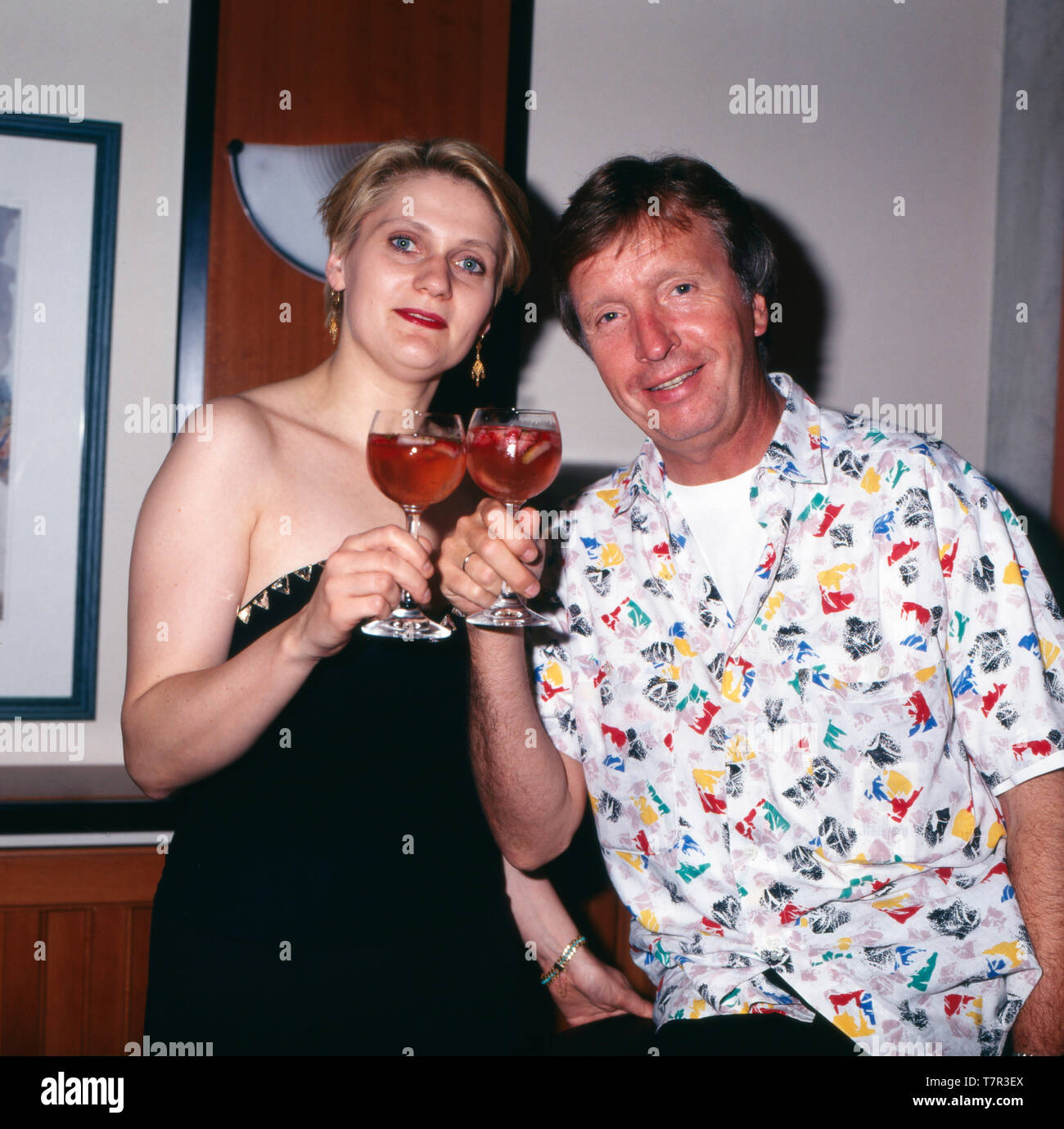 Acteurs et Actrices und der Deutsche Modérateur Werner von Schulze-Erdel stößt Frau in den frühen 1990er Jahren un. L'acteur et présentateur Allemand Werner Schulze-Erdel acclamations pour une femme dans le début des années 90. Banque D'Images