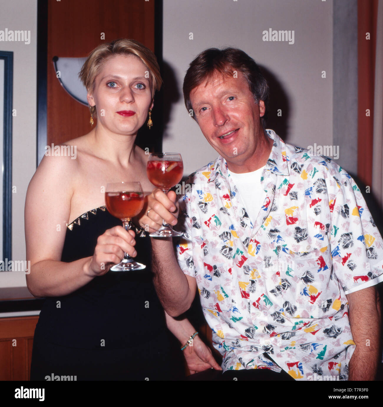 Acteurs et Actrices und der Deutsche Modérateur Werner von Schulze-Erdel stößt Frau in den frühen 1990er Jahren un. L'acteur et présentateur Allemand Werner Schulze-Erdel acclamations pour une femme dans le début des années 90. Banque D'Images