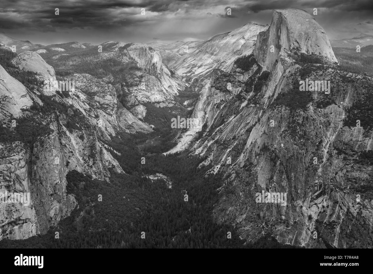 Un noir et blanc vue sur les majestueuses Demi Dôme et la belle vallée ci-dessous d'un point de vue sur le Glacier Point Randonnée pédestre procès. Banque D'Images