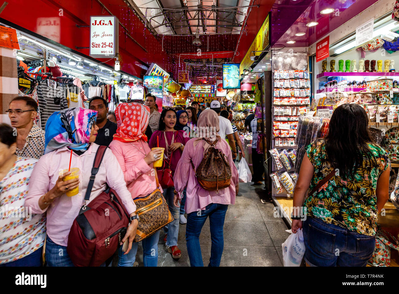 La population locale de shopping dans le quartier de Bugis Street Market, à Singapour, en Asie du sud-est Banque D'Images La population locale de shopping dans le quartier de Bugis Street Market, à Singapour, en Asie du sud-est Banque D'Images