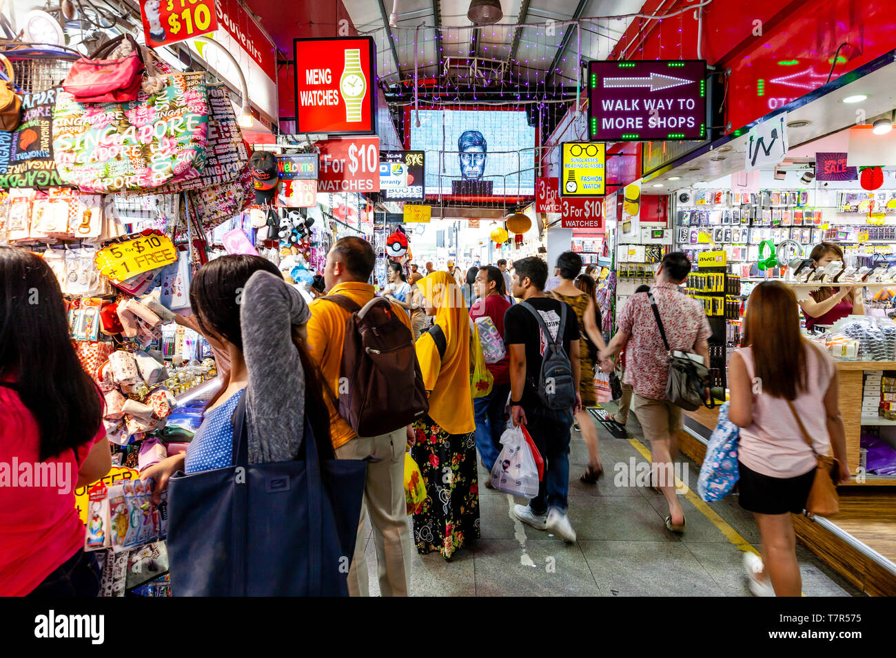 La population locale de shopping dans le quartier de Bugis Street Market, à Singapour, en Asie du sud-est Banque D'Images La population locale de shopping dans le quartier de Bugis Street Market, à Singapour, en Asie du sud-est Banque D'Images
