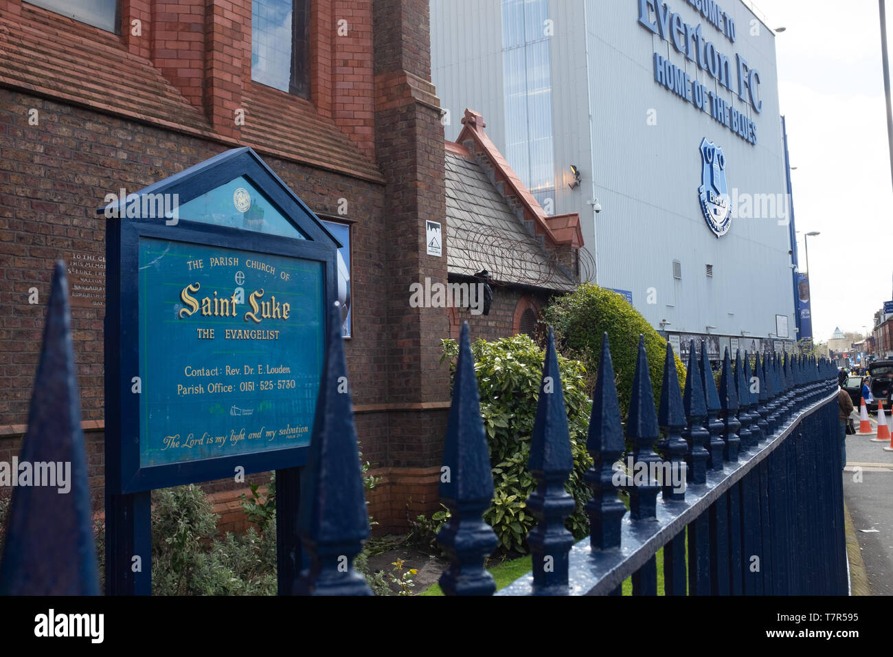 Everton, Liverpool, UK, avril, 17, 2016 : l'église Saint Luke's à côté d'Everton Football Club, Goodison Park Stadium où l'équipe première a été fondée en 1878, personne dans la photo Banque D'Images