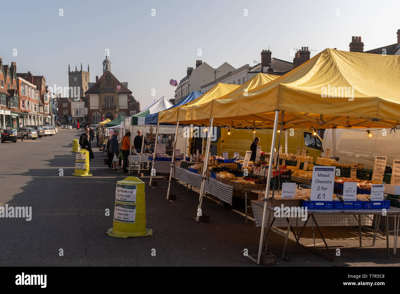Marlborough, Wiltshire, Angleterre, Mars, 30, 2019 : Le traditionnel marché du samedi matin dans la ville historique de Marlborough, en Angleterre, le blocage le plus proche est la vente de fromages Banque D'Images
