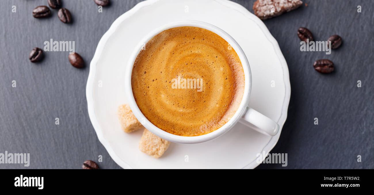 Dans l'Espresso Café tasse blanche sur fond d'ardoise noire. Vue d'en haut. Banque D'Images