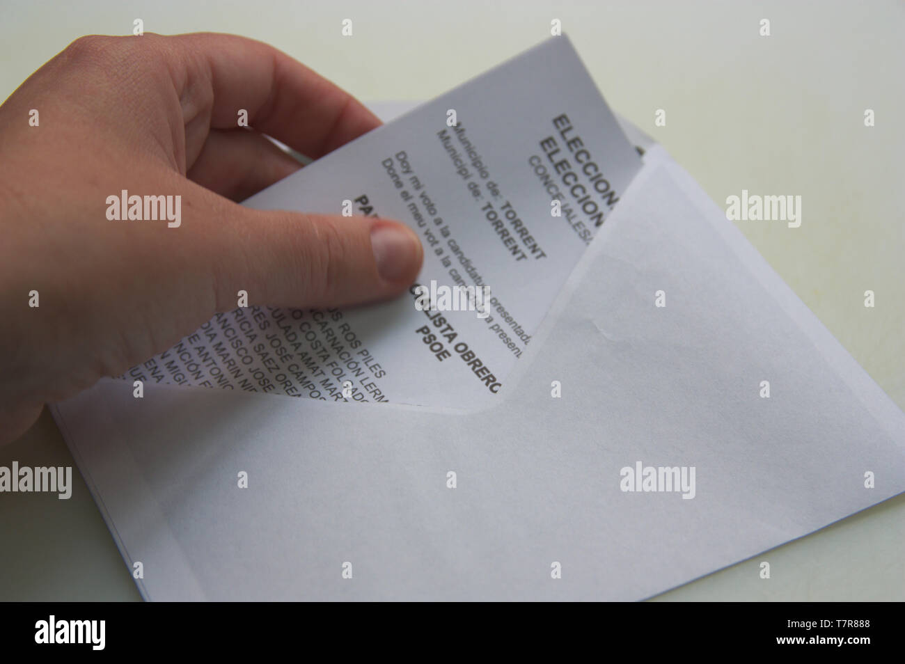 Mai 2019. Valence, Espagne. Quelqu'un prépare son bulletin de votes locaux Banque D'Images