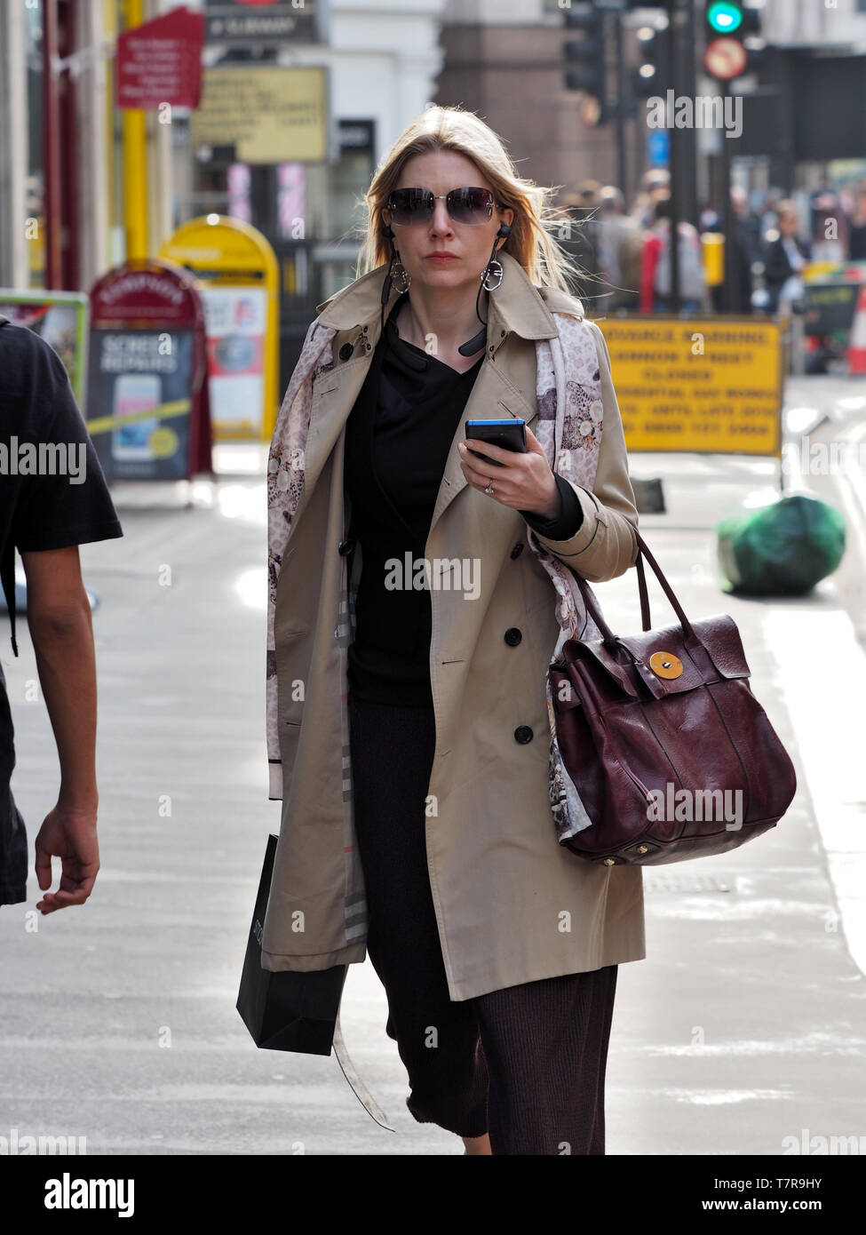 Business Woman carrying smartphone, sac à main et sac de shopping dans la  ville de London, England, UK Photo Stock - Alamy