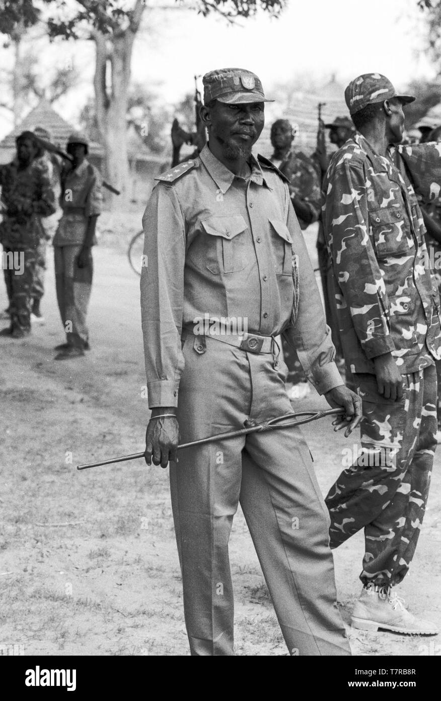 Dans une petite ville de Malual Kon au Sud Soudan, la SPLA (Armée de Libération du Peuple Soudanais) prend part à un rassemblement en faveur de la paix pour démontrer leur acceptation de l'Accord de paix en établissant leurs armes. Banque D'Images