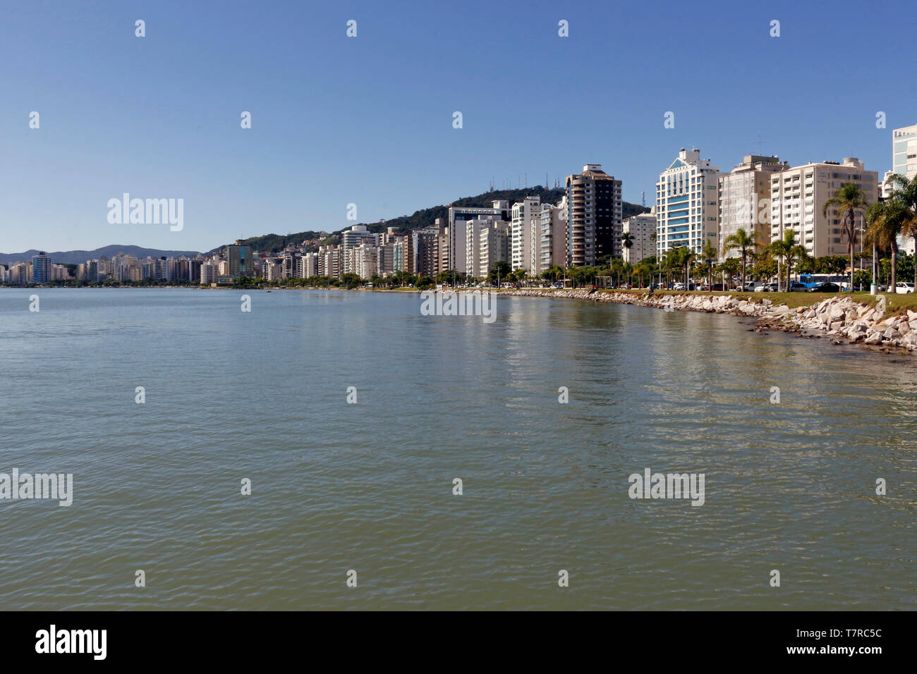 Les toits de la ville de Florianópolis. Région de la promenade le long de la côte de la capitale, dans l'état de Santa Catarina, Brésil. Banque D'Images