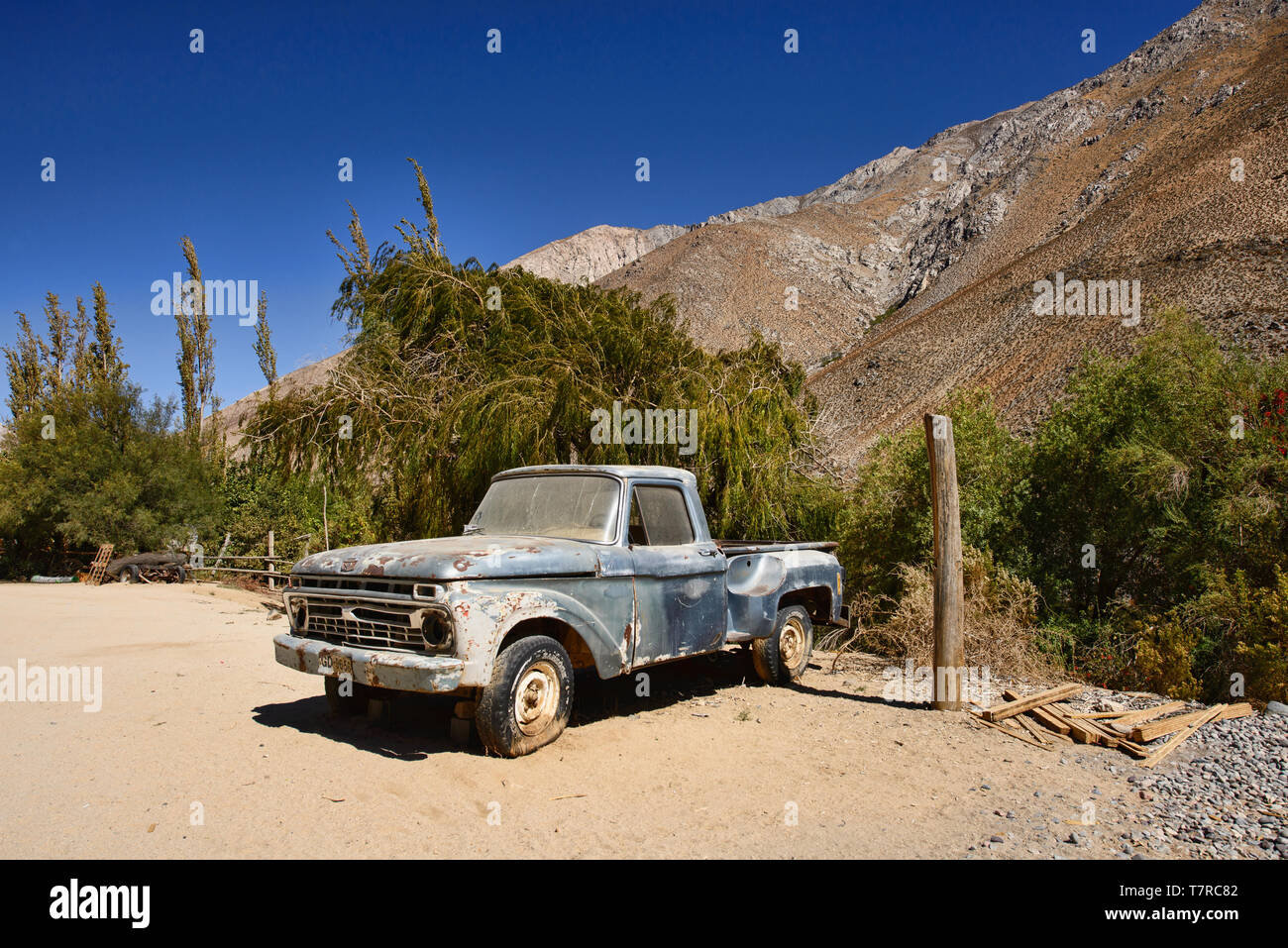 Cochiguaz village est noté pour le Nouvel Âge et également les observations d'OVNIS. Remarque l'objet qui tombe sur la photo ci-dessus l'arbre ! La vallée d'Elqui, Chili Banque D'Images Cochiguaz village est noté pour le Nouvel Âge et également les observations d'OVNIS. Remarque l'objet qui tombe sur la photo ci-dessus l'arbre ! La vallée d'Elqui, Chili Banque D'Images