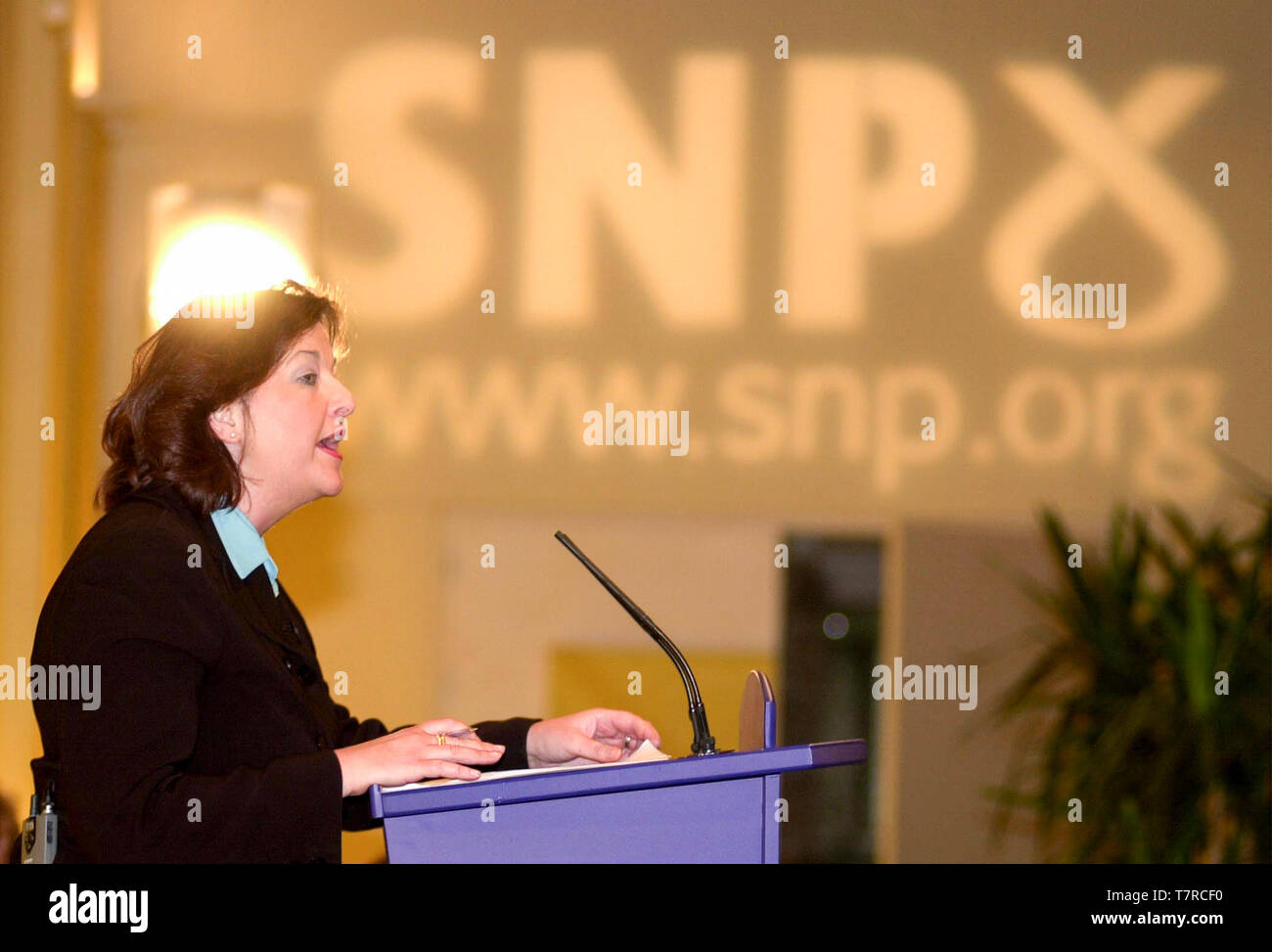 Fiona Hyslop parlant avant chef John Swinney SNP lance le manifeste de parties à Terre dynamique, Édimbourg, aujourd'hui (vendredi 18/5/01). Banque D'Images