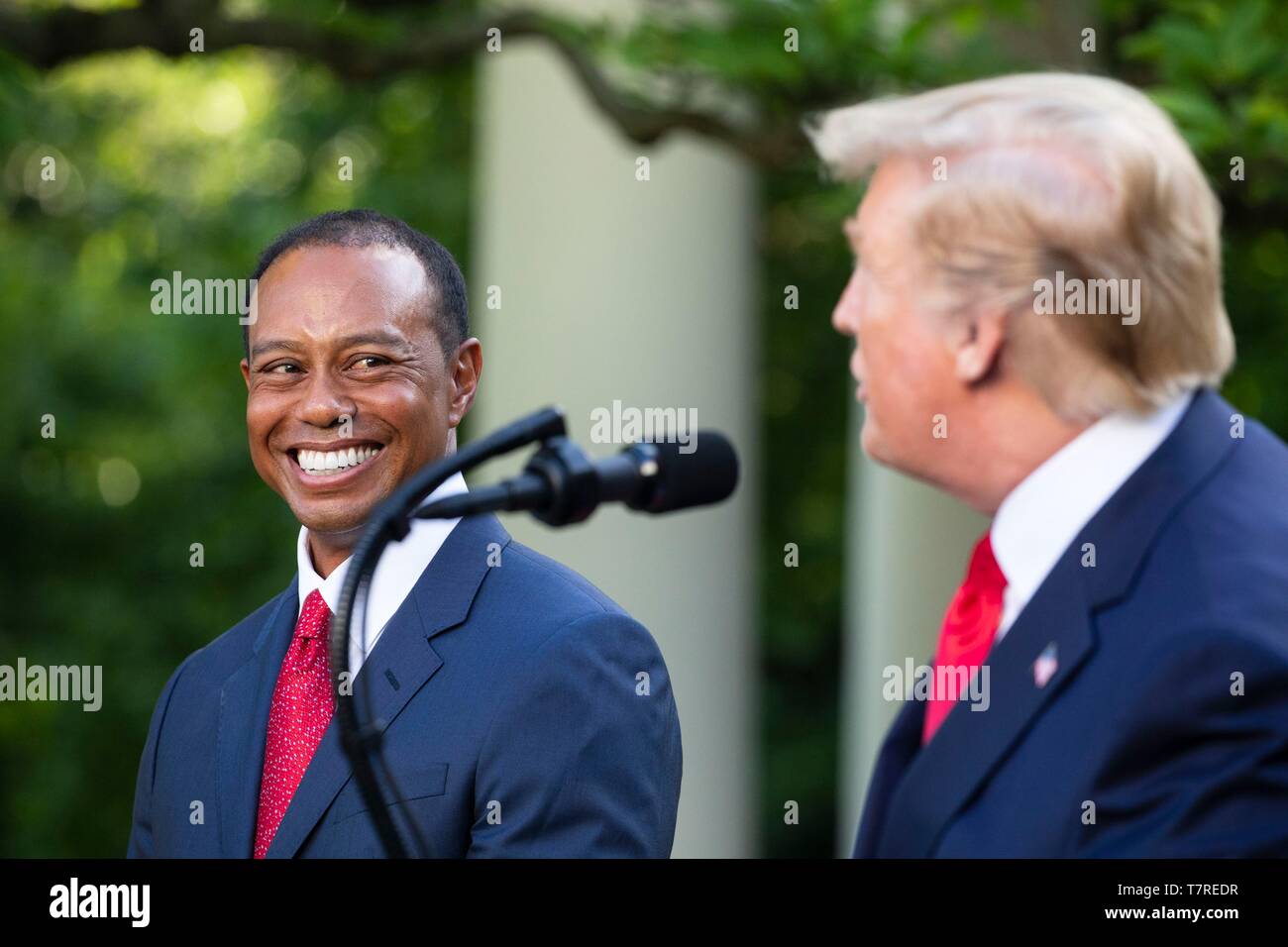 Président américain Donald Trump prononce une allocution en tant que golfeur Tiger Woods sourit lors de la remise de la Médaille présidentielle de la liberté dans la roseraie de la Maison Blanche le 6 mai 2019 à Washington, DC. Banque D'Images