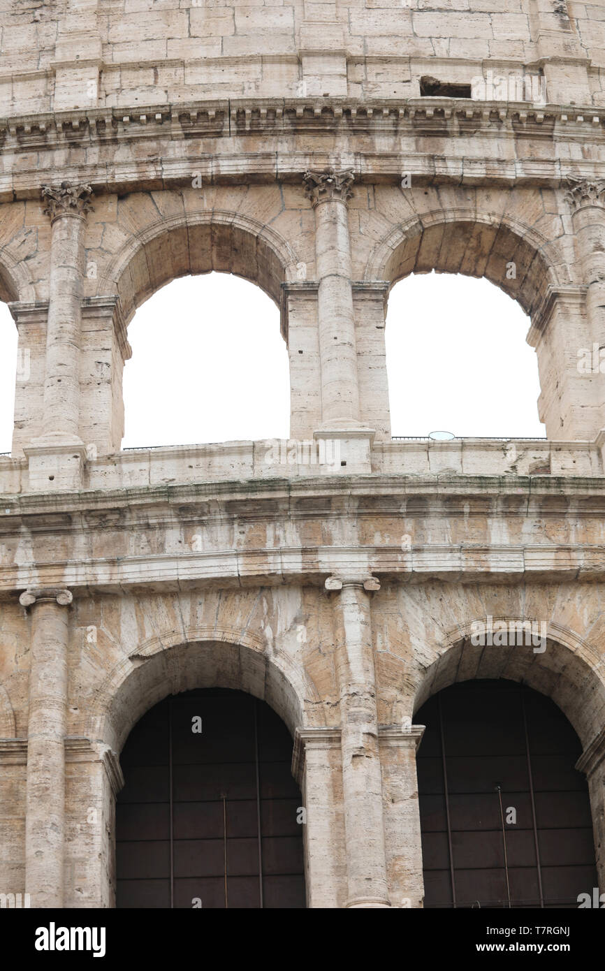 Détail de Colosseum aussi appelé Colisée ou Colosseo en langue italienne à Rome, Italie Banque D'Images