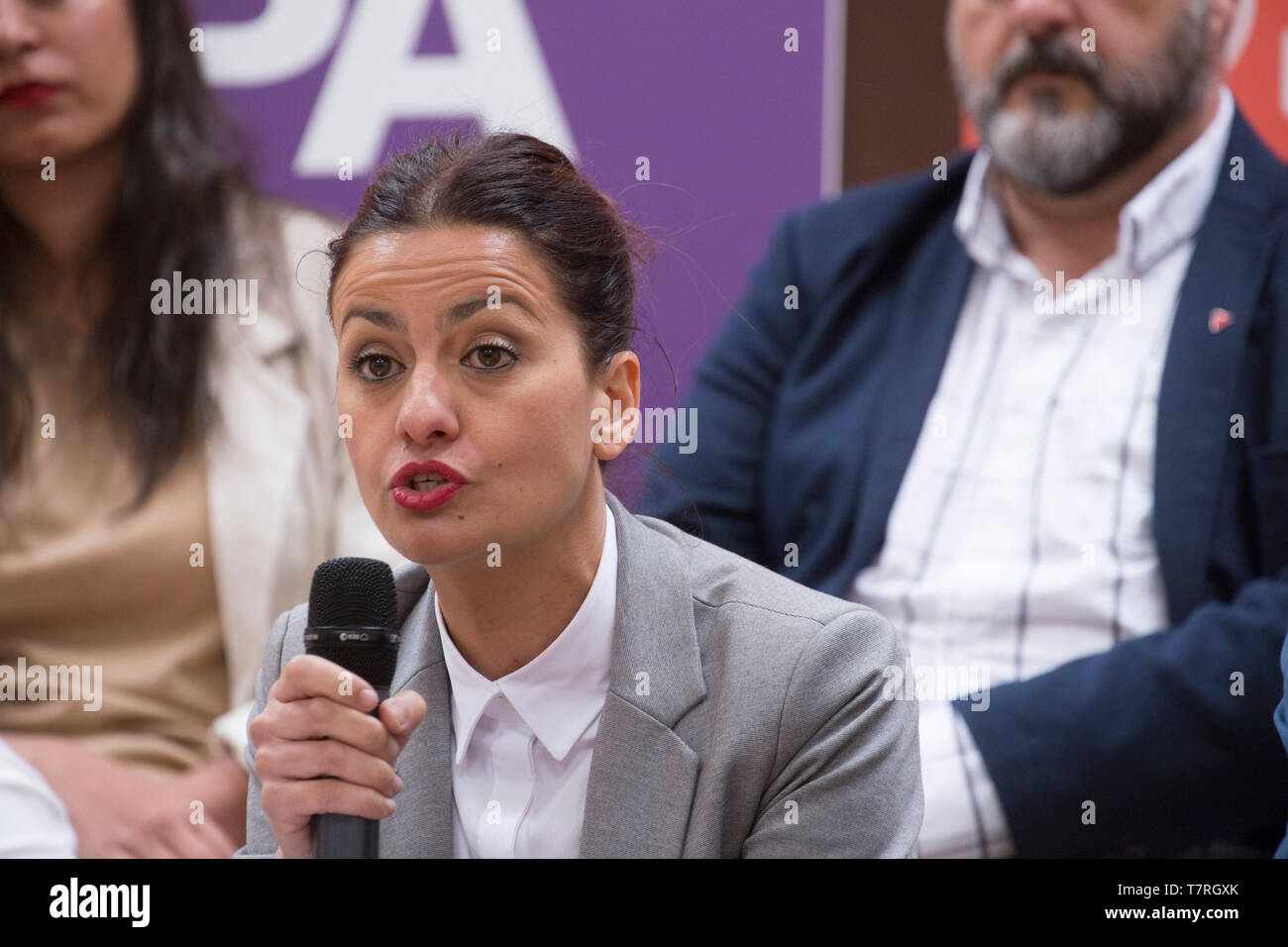 Sira Riego vu parler pendant la présentation. Unidas Podemos présenter leur liste de candidats pour les élections à venir le 26 mai au Parlement européen. Lors de la conférence de presse le principal candidat, Maria Eugenia Palop Rodriguez, Idoia Villanueva, Sira Rego (UI) et Ernest Urtasun (Catalogne en Comú) avec d'autres candidats ont participé et ils ont présenté les axes du futur programme électoral. Banque D'Images