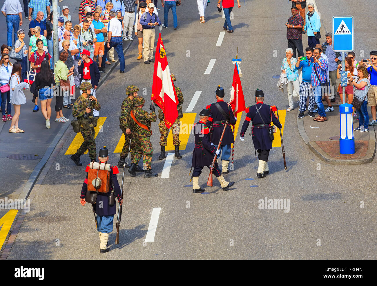 Zurich, Suisse - 1 août 2016 : les participants de la parade consacrée à la Fête nationale suisse sur Uraniastrasse street dans la ville de Zurich. L Banque D'Images