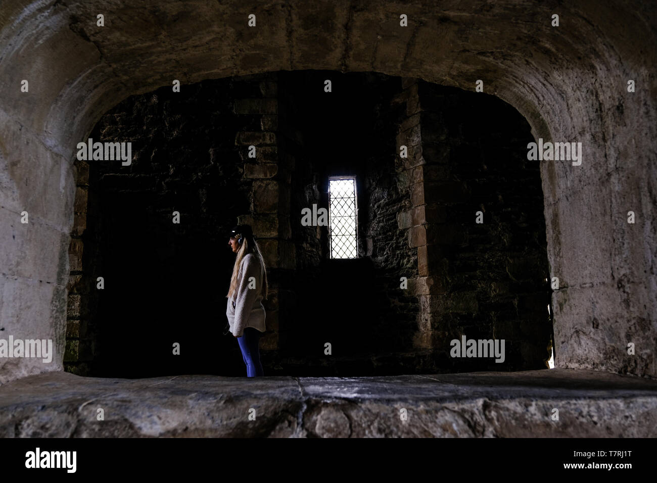 Un visiteur au château de Doune en Ecosse à l'écoute et un guide sur l'histoire du château et de l'histoire de la façon dont il dispose dans la série Outlander Banque D'Images
