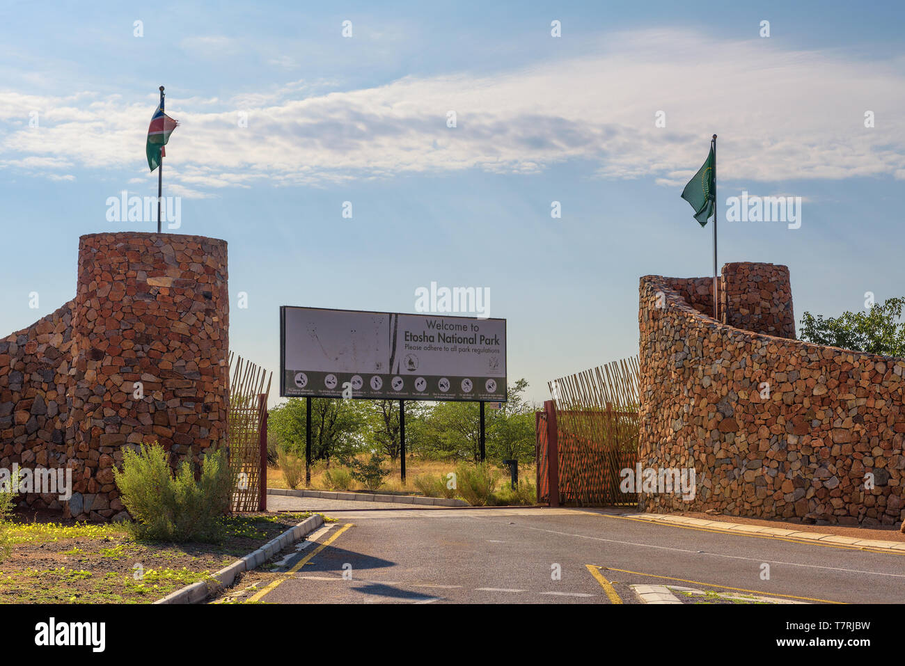 Galton Gate du Parc National d'Etosha en Namibie et le panneau d'entrée Banque D'Images
