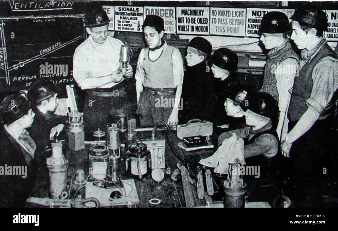 Un vintage press photo montrant l'école la formation en tant que mineurs de charbon et en cours de formation sur la sécurité en Grande-Bretagne - Circa 1940 Banque D'Images