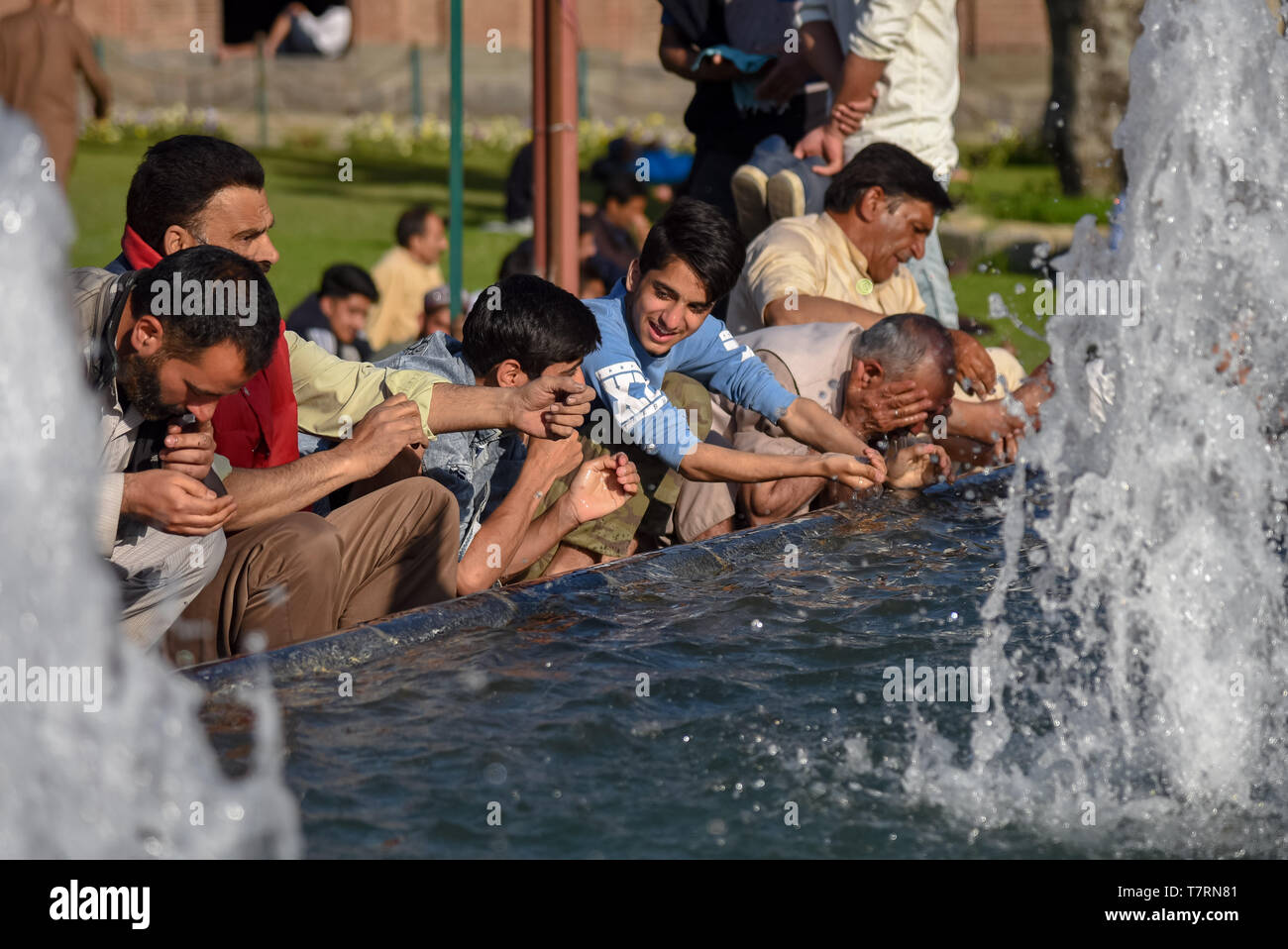 Les fidèles musulmans du Cachemire vu l'exécution de blocs sanitaires pour l'Asr, prières sur le deuxième jour de mois de Ramadan à Srinagar. Le mois le plus saint de l'Islam Le Ramadan est une période de prière intense, l'aube au coucher du jeûne et de fêtes nocturnes. Banque D'Images