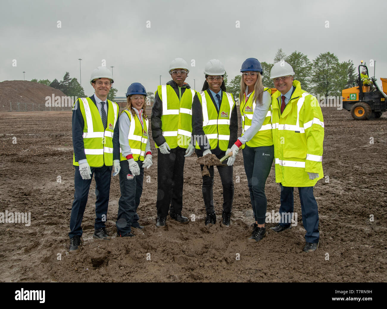 (L-R) Andy Street (maire de West Mid) Katrina Hart (ATH), Rahim Fergurson (Boxer), Rhiana Burrell (ATH), Katie Stainton (ATH) et la Rcbd Ian Ward sont considérés présents à la cérémonie pour marquer le début officiel des travaux de construction sur l'immeuble d'élément du village du commonwealth qui accueillera des athlètes et officiels 6,500 au cours de l'été de 2022. Banque D'Images