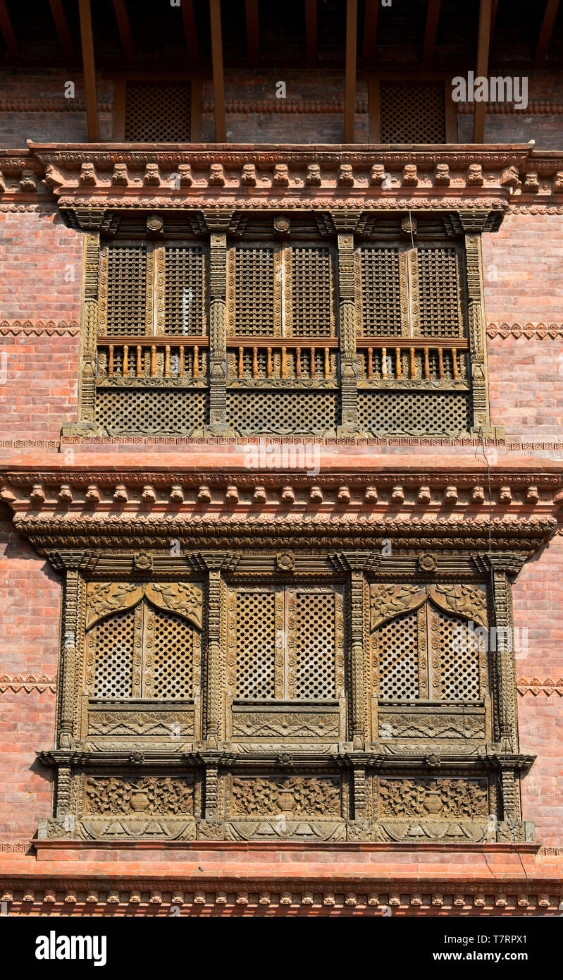 Fenêtres en bois sculptés dans le style Newar traditionnel, Katmandou, Népal Banque D'Images