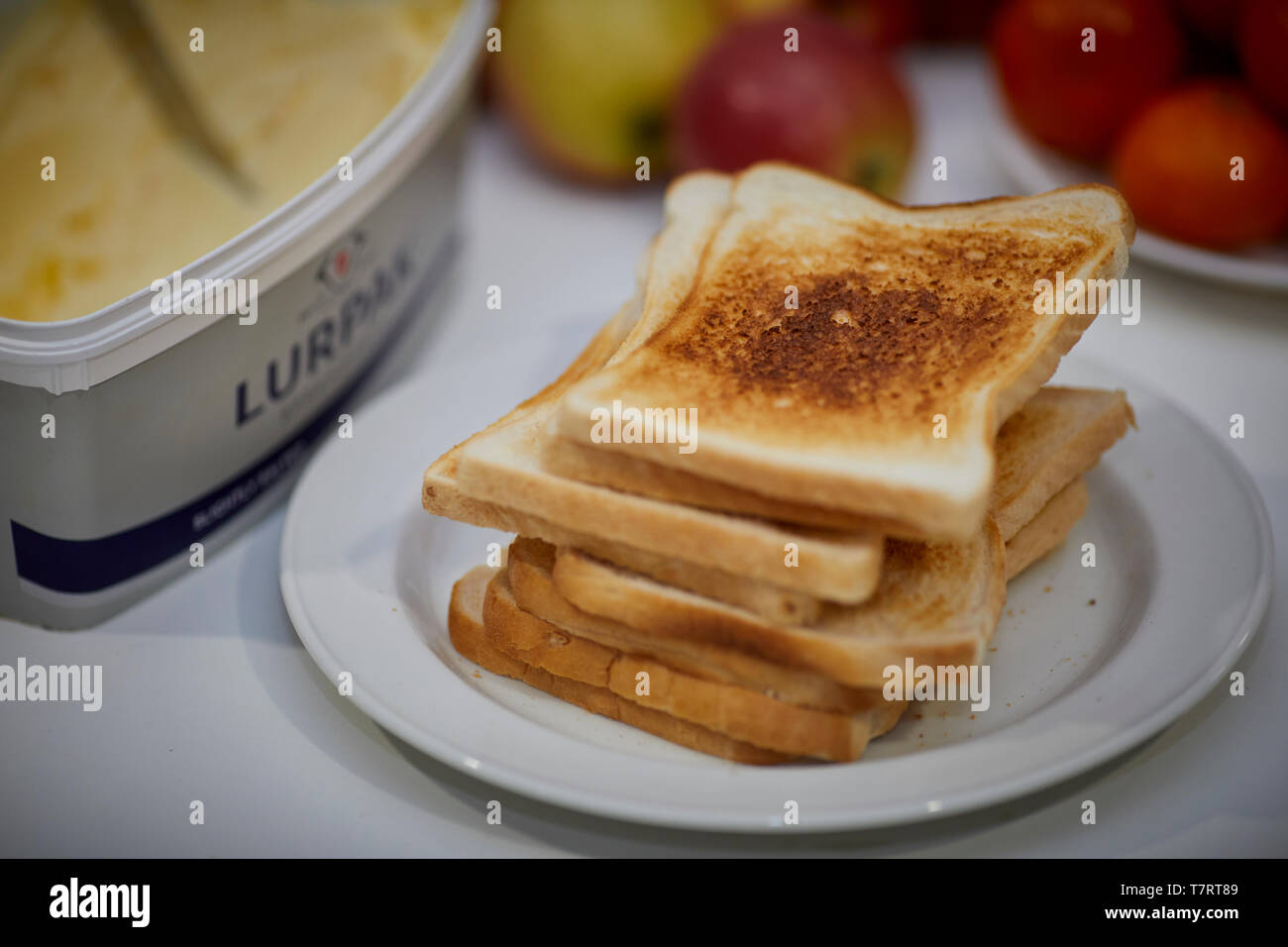 Pile Toast prêts pour la margarine Lurpak Banque D'Images