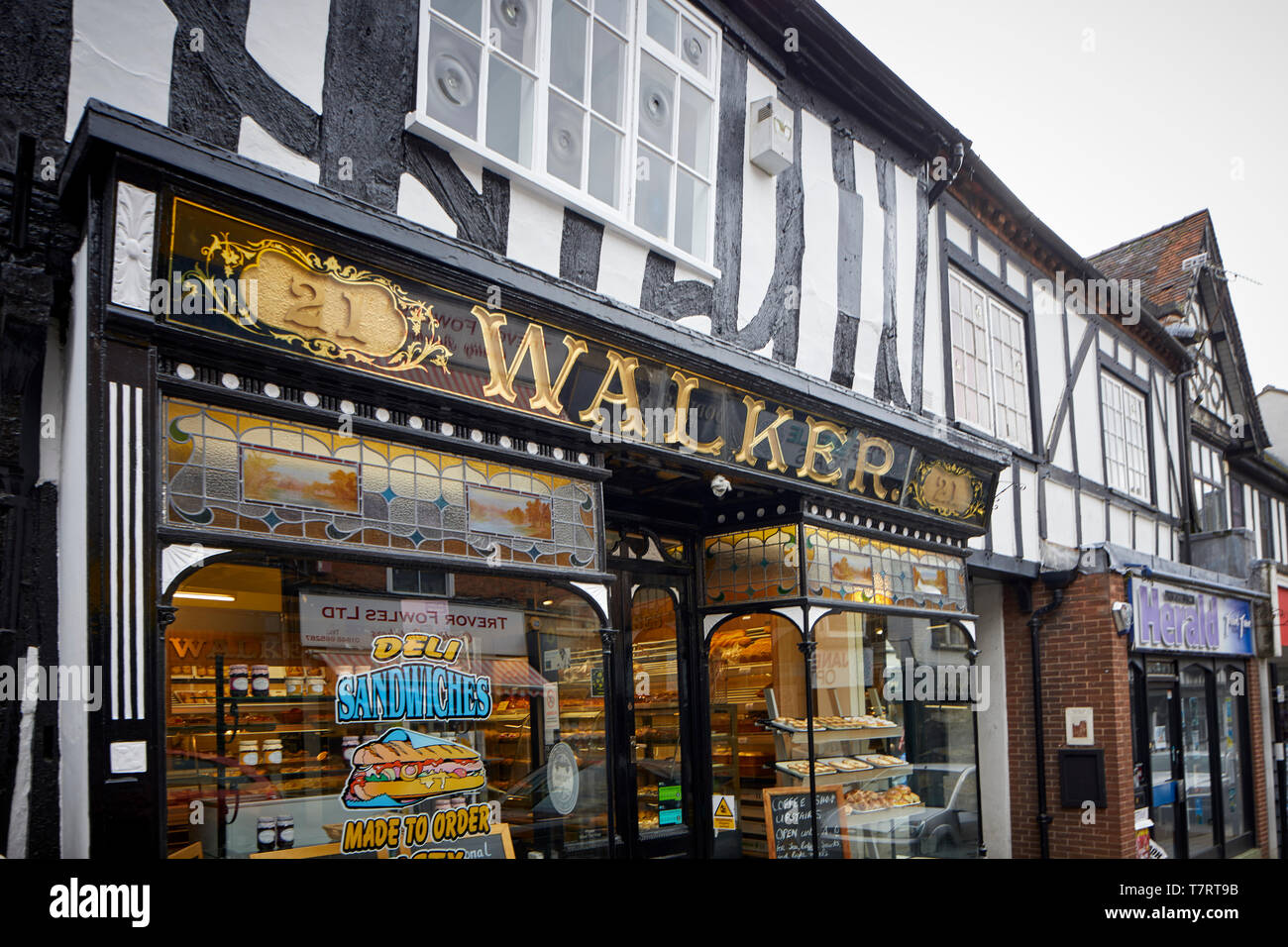 Marché de la ville de Whitchurch dans le Shropshire, Angleterre, près de la  frontière galloise. boutique traditionnelle/Walker's Bakery et salon de thé  sur la rue Photo Stock - Alamy