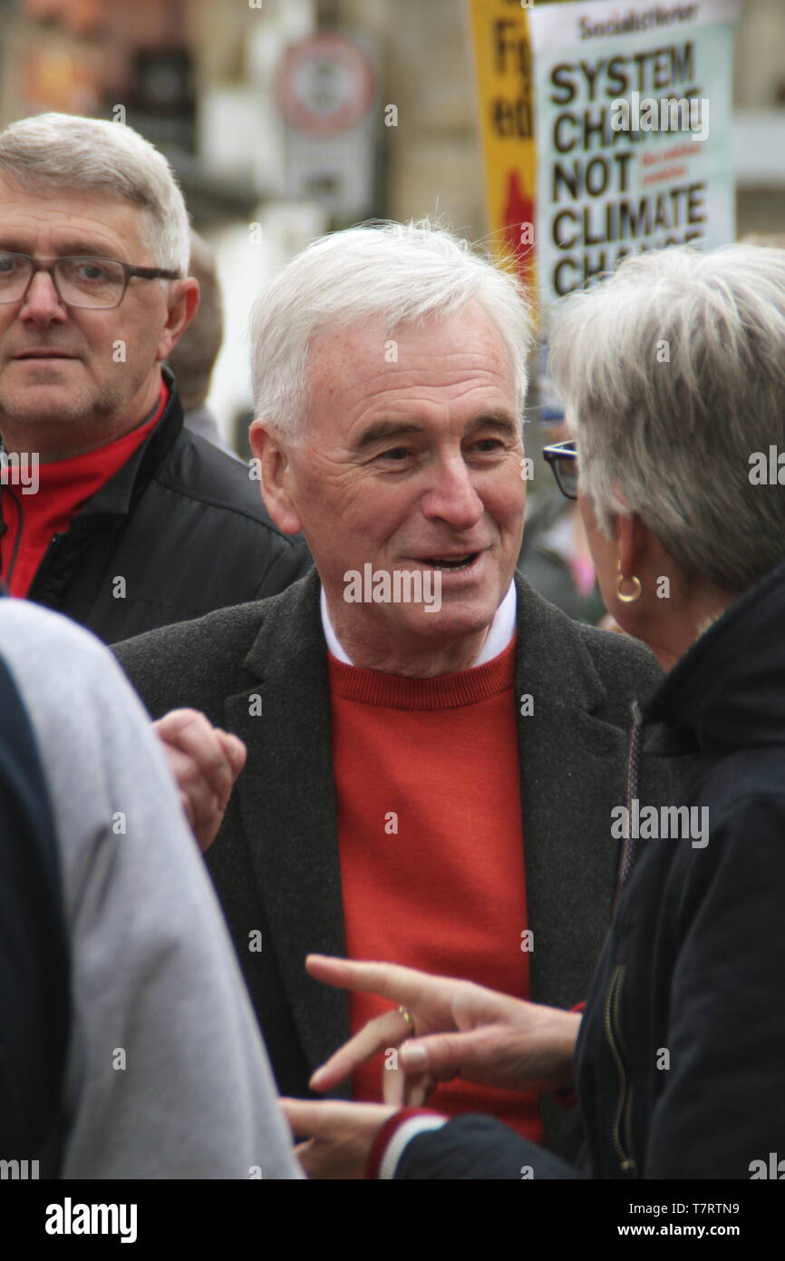 Chesterfield, Derbyshire, Royaume-Uni. 6 mai 2019. John McDonnell, homme politique et Chancelier de l'échiquier de l'ombre sur le défilé annuel peut Chesterfield avant de parler à la manifestation qui a été appuyé par les syndicats, y compris l'ASLEF et TUC. Parmi les autres conférenciers MP du travail pour Chesterfield, Toby Perkins Banque D'Images