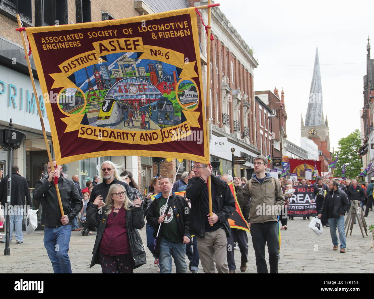 Chesterfield, Derbyshire, Royaume-Uni. 6 mai 2019. Défilé de manifestants au Chesterfield mai qui a été appuyé par les syndicats, y compris l'ASLEF et TUC. Parmi les intervenants figuraient les politiciens travaillistes britanniques, dont John McDonnell, Shadow Chancelier de l'Échiquier et Toby Perkins, député de Chesterfield Banque D'Images