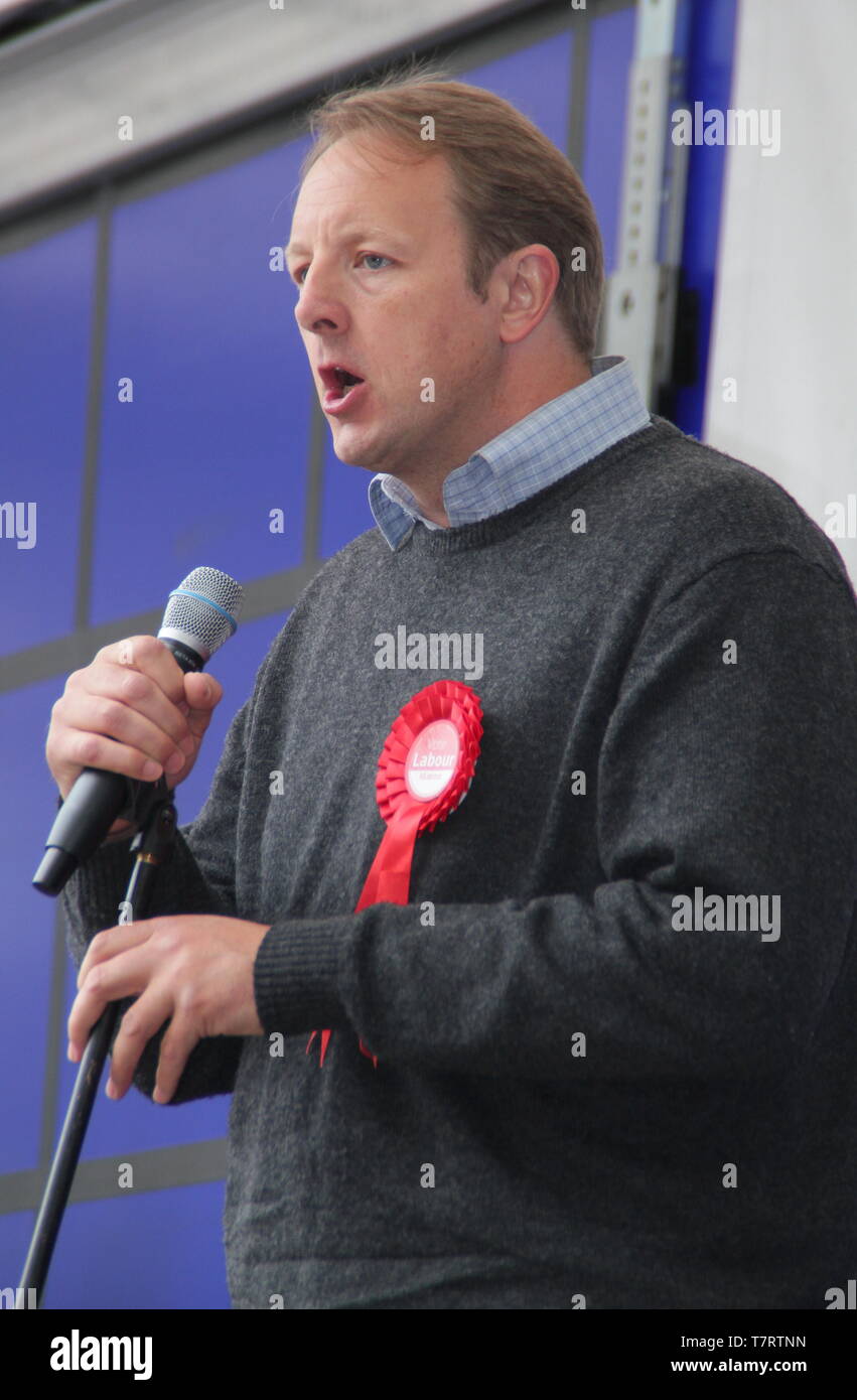 Chesterfield, Derbyshire, Royaume-Uni. 6 mai 2019. Chesterfield MP, Toby Perkins parle à l'Assemblée Chesterfield Premier Mai. Soutenu par les syndicats, y compris le TUC et l'ASLEF, parmi les autres conférenciers homme politique et Chancelier de l'échiquier de l'ombre, John McDonnell Banque D'Images