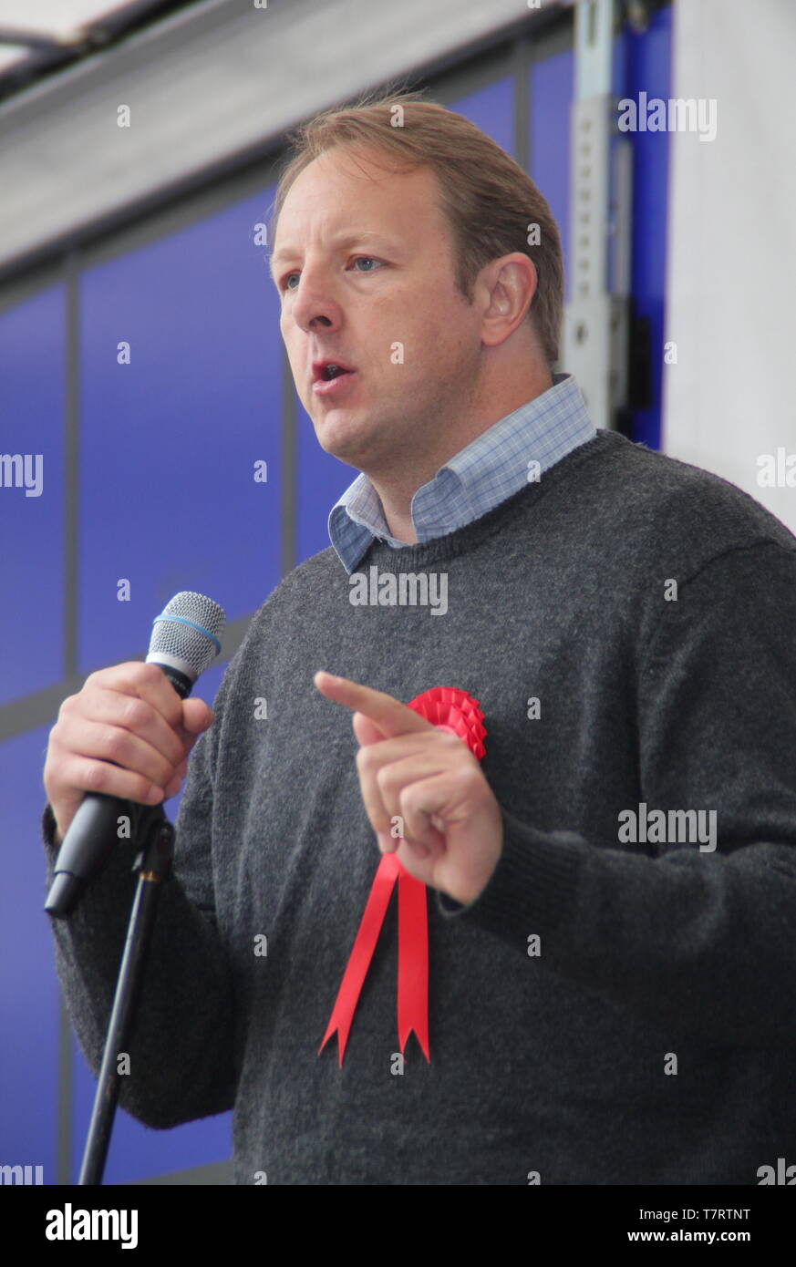 Chesterfield, Derbyshire, Royaume-Uni. 6 mai 2019. Chesterfield MP, Toby Perkins parle à l'Assemblée Chesterfield Premier Mai. Soutenu par les syndicats, y compris le TUC et l'ASLEF, parmi les autres conférenciers homme politique et Chancelier de l'échiquier de l'ombre, John McDonnell Banque D'Images