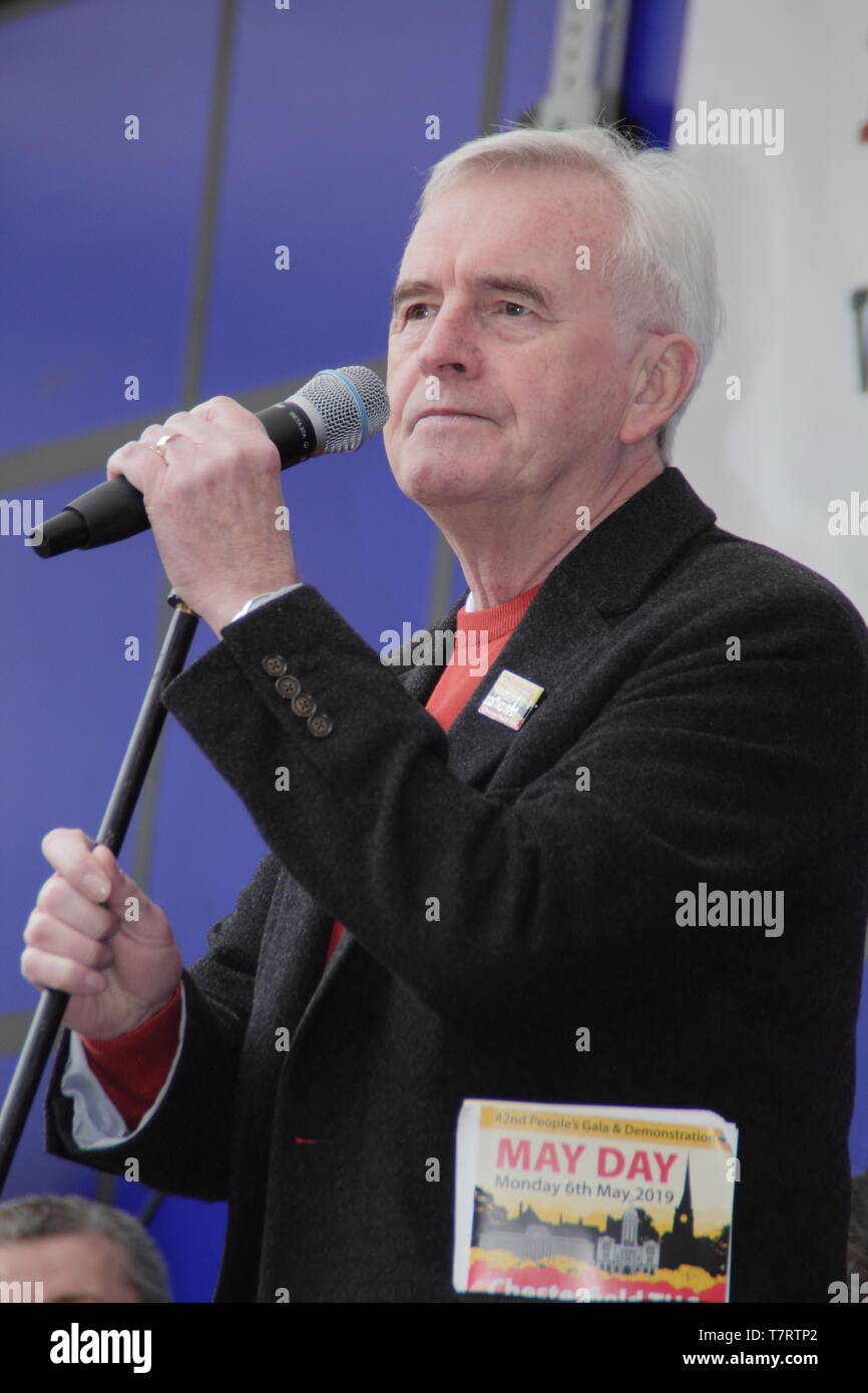 Chesterfield, Derbyshire, Royaume-Uni. 6 mai 2019. John McDonnell, homme politique et Chancelier de l'échiquier de l'ombre parle à l'Assemblée Chesterfield Premier Mai. Soutenu par les syndicats, y compris le TUC et l'ASLEF, parmi les autres conférenciers MP du travail pour Chesterfield, Toby Perkins Banque D'Images