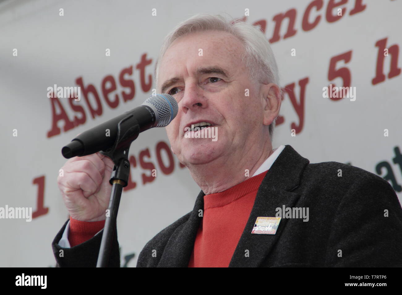 Chesterfield, Derbyshire, Royaume-Uni. 6 mai 2019. John McDonnell, homme politique et Chancelier de l'échiquier de l'ombre parle à l'Assemblée Chesterfield Premier Mai. Soutenu par les syndicats, y compris le TUC et l'ASLEF, parmi les autres conférenciers MP du travail pour Chesterfield, Toby Perkins Banque D'Images