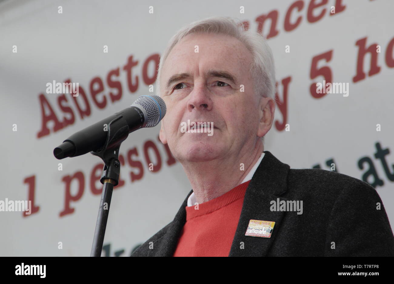 Chesterfield, Derbyshire, Royaume-Uni. 6 mai 2019. John McDonnell, homme politique et Chancelier de l'échiquier de l'ombre parle à l'Assemblée Chesterfield Premier Mai. Soutenu par les syndicats, y compris le TUC et l'ASLEF, parmi les autres conférenciers MP du travail pour Chesterfield, Toby Perkins Banque D'Images