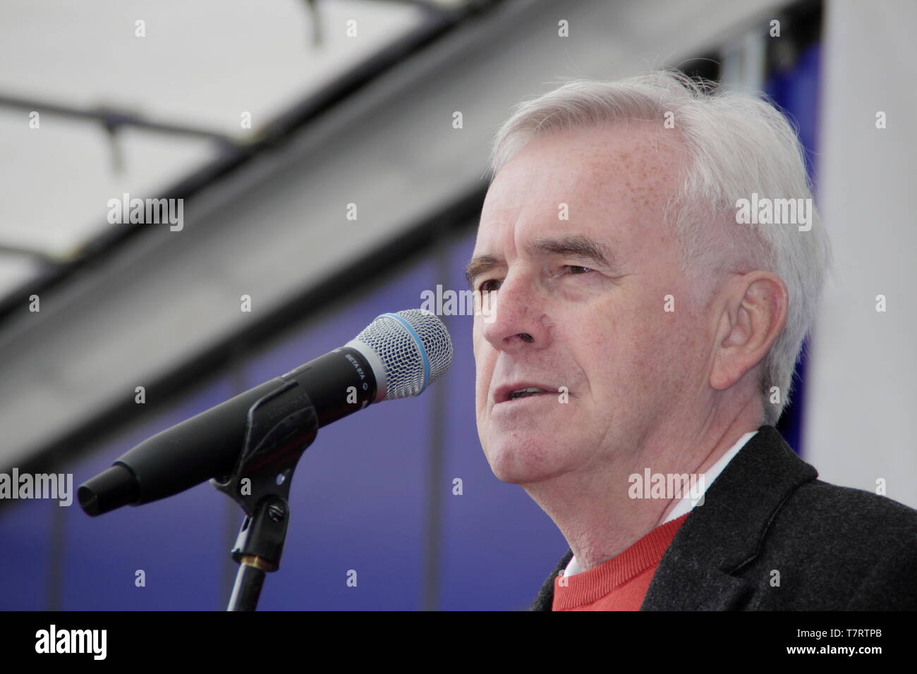 Chesterfield, Derbyshire, Royaume-Uni. 6 mai 2019. John McDonnell, homme politique et Chancelier de l'échiquier de l'ombre parle à l'Assemblée Chesterfield Premier Mai. Soutenu par les syndicats, y compris le TUC et l'ASLEF, parmi les autres conférenciers MP du travail pour Chesterfield, Toby Perkins Banque D'Images