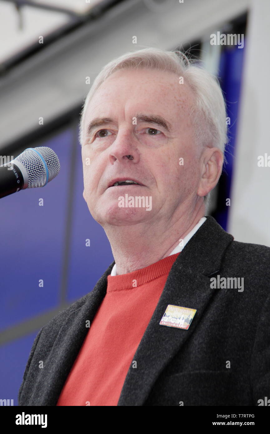 Chesterfield, Derbyshire, Royaume-Uni. 6 mai 2019. John McDonnell, homme politique et Chancelier de l'échiquier de l'ombre parle à l'Assemblée Chesterfield Premier Mai. Soutenu par les syndicats, y compris le TUC et l'ASLEF, parmi les autres conférenciers MP du travail pour Chesterfield, Toby Perkins Banque D'Images