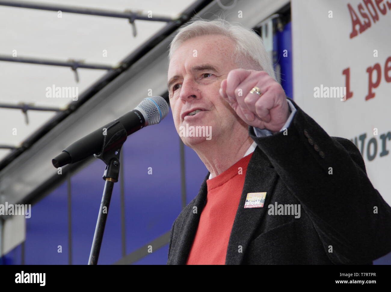 Chesterfield, Derbyshire, Royaume-Uni. 6 mai 2019. John McDonnell, homme politique et Chancelier de l'échiquier de l'ombre parle à l'Assemblée Chesterfield Premier Mai. Soutenu par les syndicats, y compris le TUC et l'ASLEF, parmi les autres conférenciers MP du travail pour Chesterfield, Toby Perkins Banque D'Images