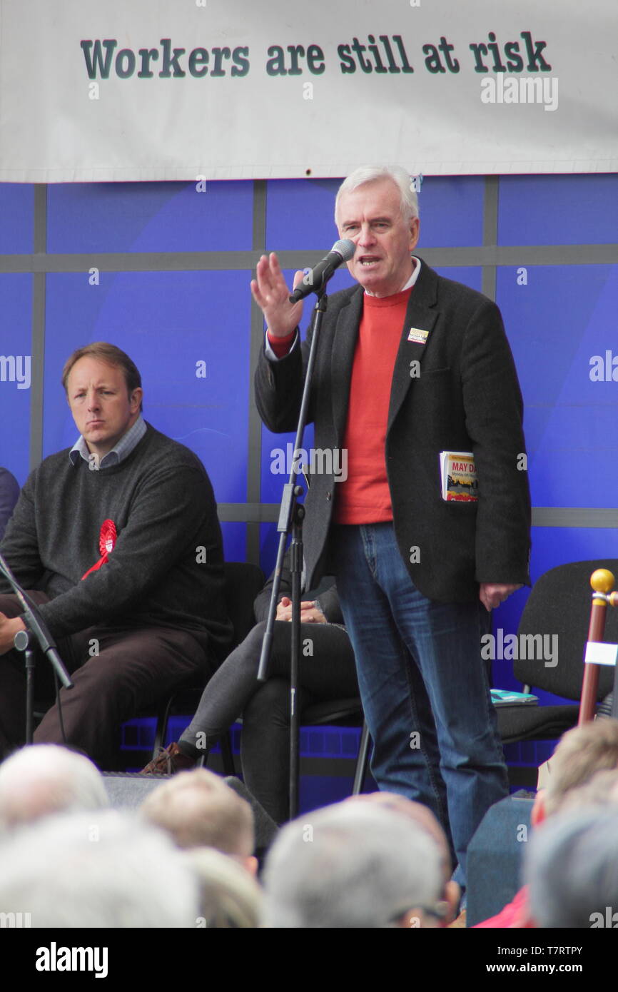 Chesterfield, Derbyshire, Royaume-Uni. 6 mai 2019. John McDonnell, homme politique et Chancelier de l'échiquier de l'ombre parle à l'Assemblée Chesterfield Premier Mai. Soutenu par les syndicats, y compris le TUC et l'ASLEF, parmi les autres conférenciers MP du travail pour Chesterfield, Toby Perkins Banque D'Images