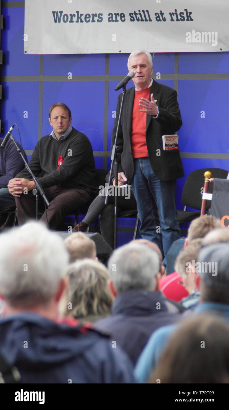 Chesterfield, Derbyshire, Royaume-Uni. 6 mai 2019. John McDonnell, homme politique et Chancelier de l'échiquier de l'ombre parle à l'Assemblée Chesterfield Premier Mai. Soutenu par les syndicats, y compris le TUC et l'ASLEF, parmi les autres conférenciers MP du travail pour Chesterfield, Toby Perkins Banque D'Images