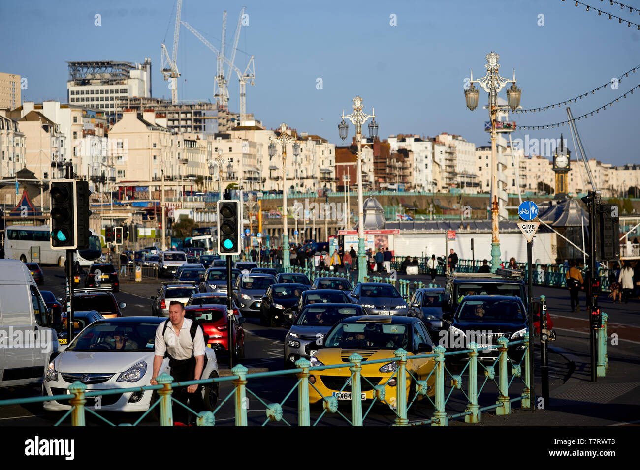 Le trafic le long de Brighton Beach front Banque D'Images