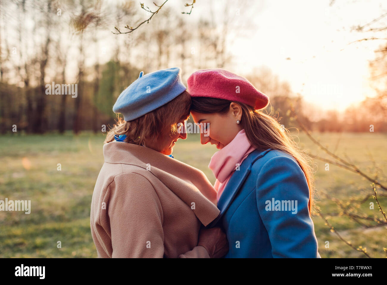La haute mère et sa fille adulte hugging in spring forest. Concept de la fête des mères. Les valeurs de la famille Banque D'Images