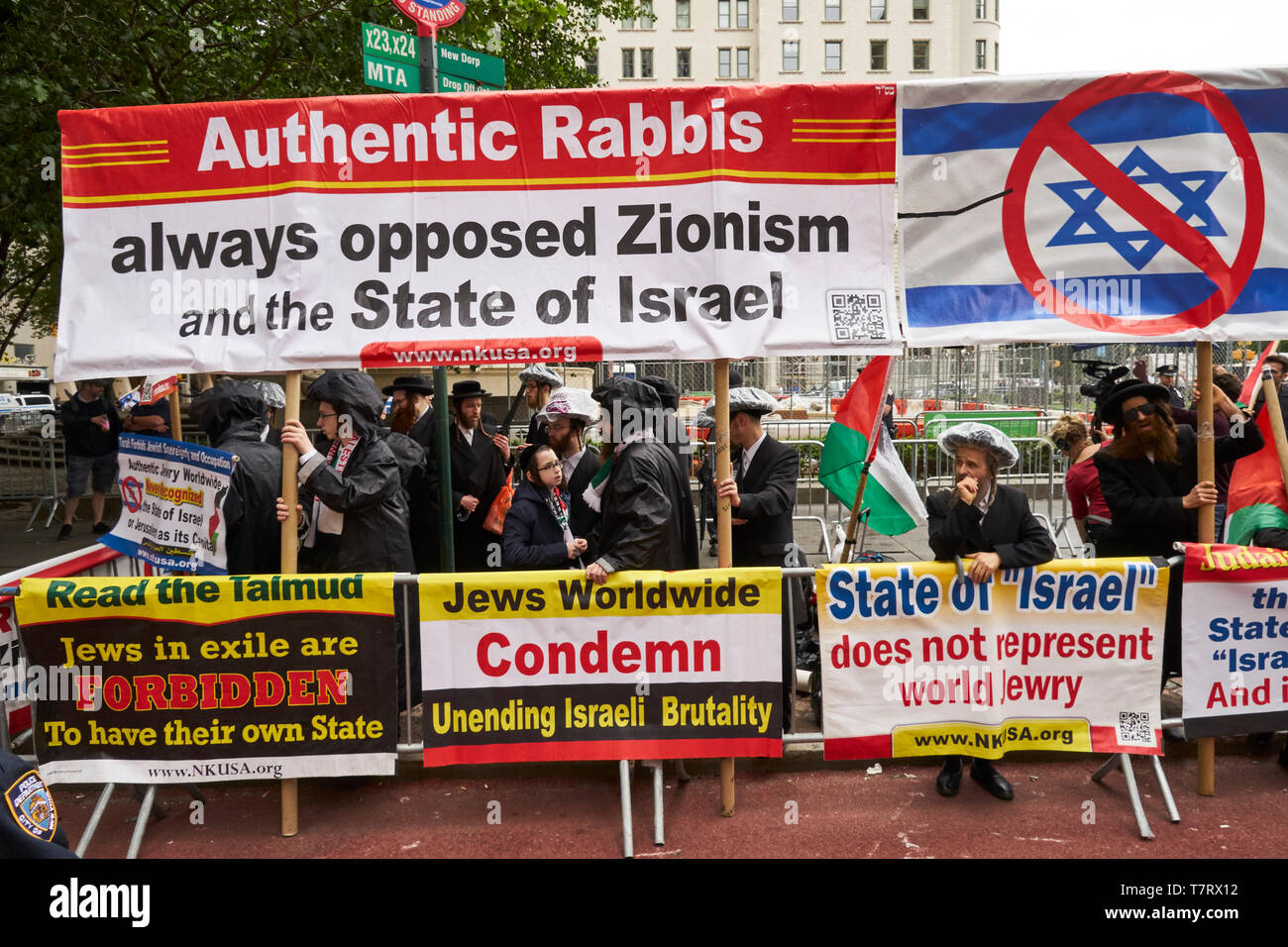 Les Juifs orthodoxes qui manifestent contre l'état d'Israël au cours de l'Israel Day Parade à New York City Banque D'Images